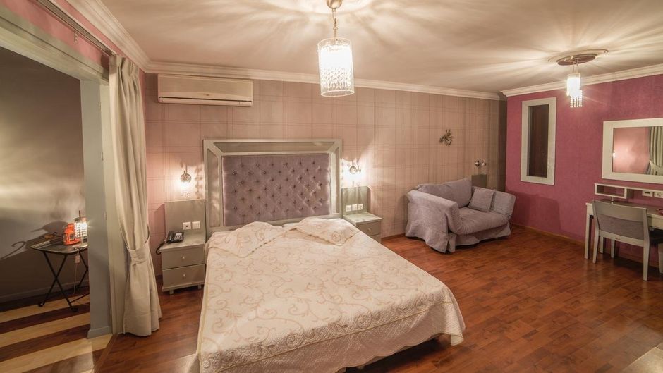 Delphi Art Hotel Suite
