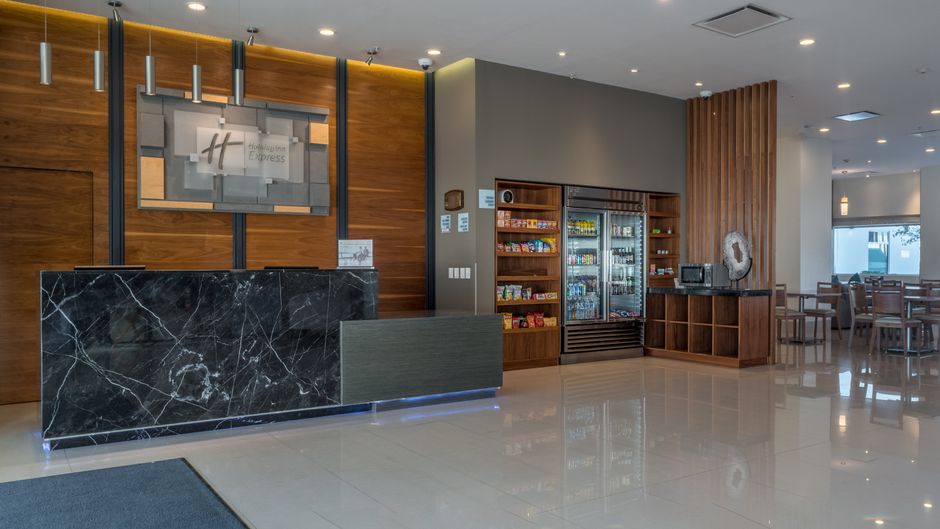 Holiday Inn Express/Suites Leon Airport Lobby