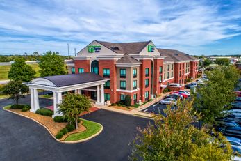 Holiday Inn Express Hotel & Suites