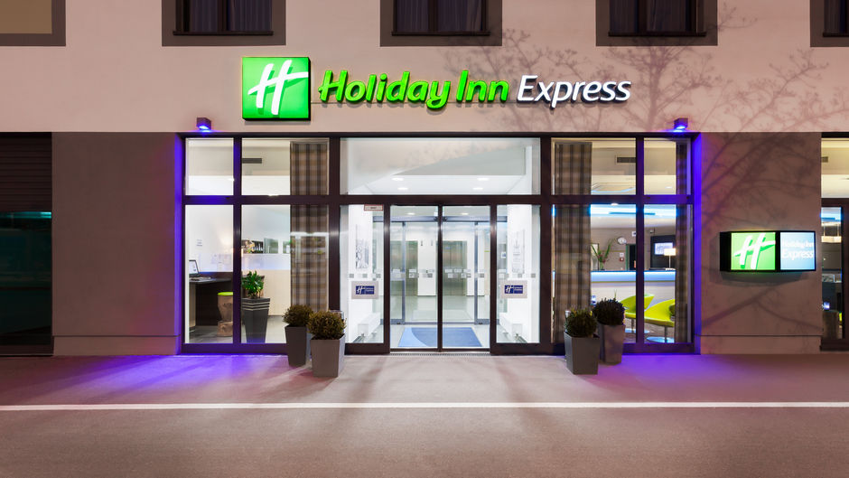 Holiday Inn Express Augsburg Exterior