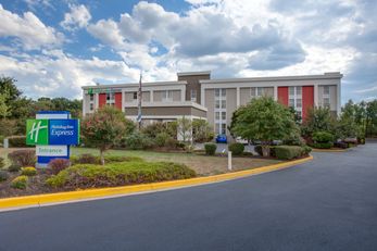 Holiday Inn Express DC East- Andrews AFB