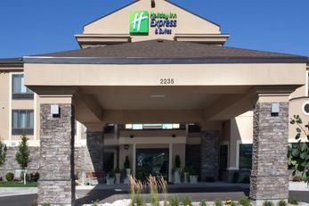 Holiday Inn Express Hotel & Suites