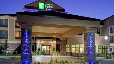 Holiday Inn Express Hotel & Suites