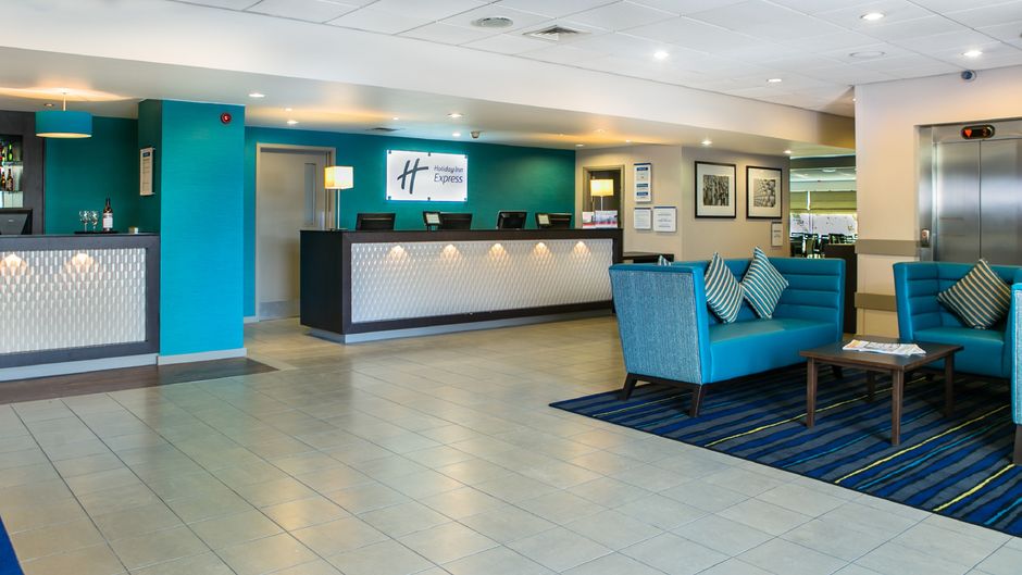 Holiday Inn Express Manchester Airport Lobby
