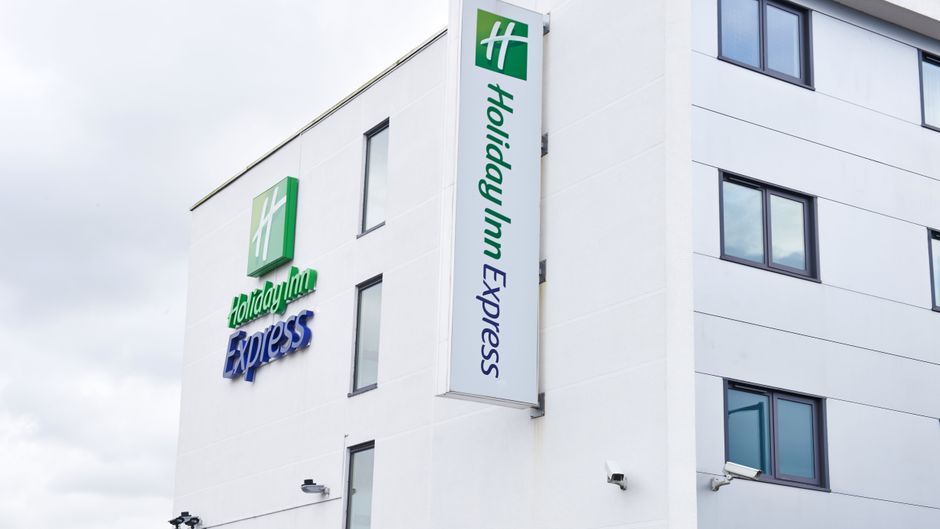 Holiday Inn Express Manchester Airport Exterior