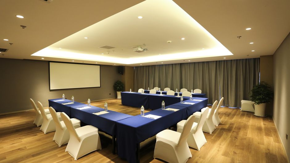 Holiday Inn Express Linyi Riverside Meeting