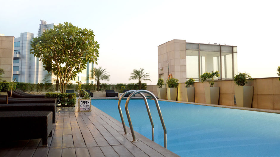 Crowne Plaza New Delhi Okhla Pool