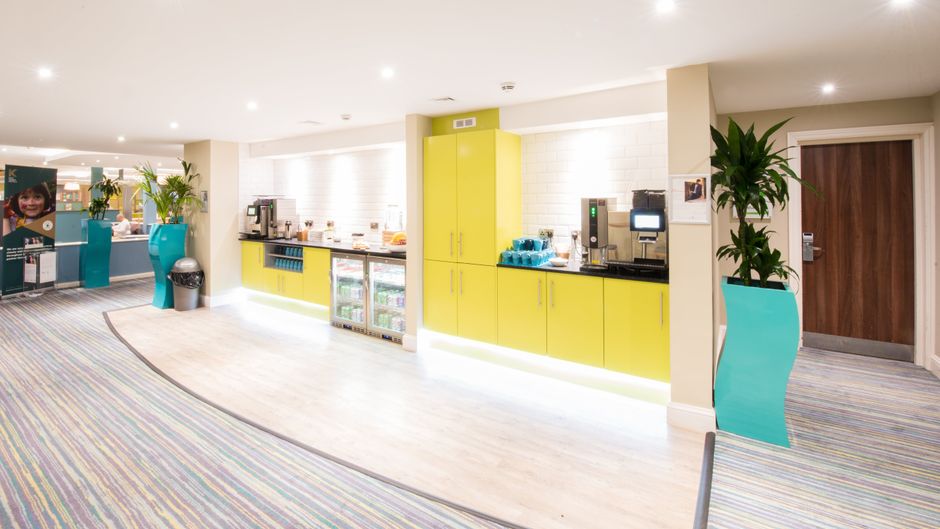 Holiday Inn Cardiff North M4J Lobby