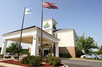 Holiday Inn Express & Suites Delafield