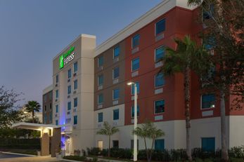Holiday Inn Express & Stes Air/Sea Port