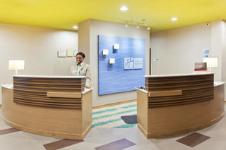 Holiday Inn Express Hotel & Suites