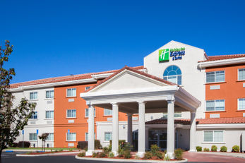 Holiday Inn Express Hotel & Suites