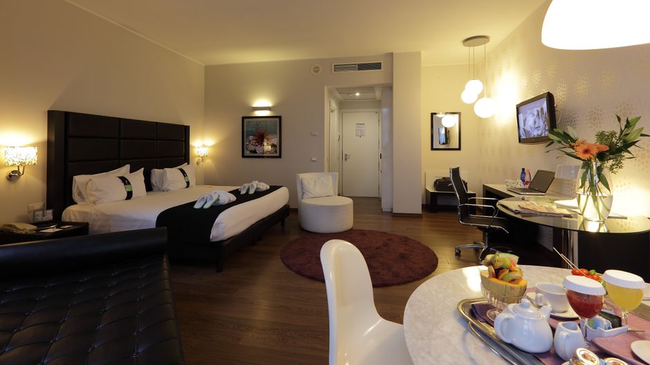 Holiday Inn Genoa City Room