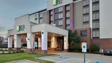 Holiday Inn Express Hotel & Suites
