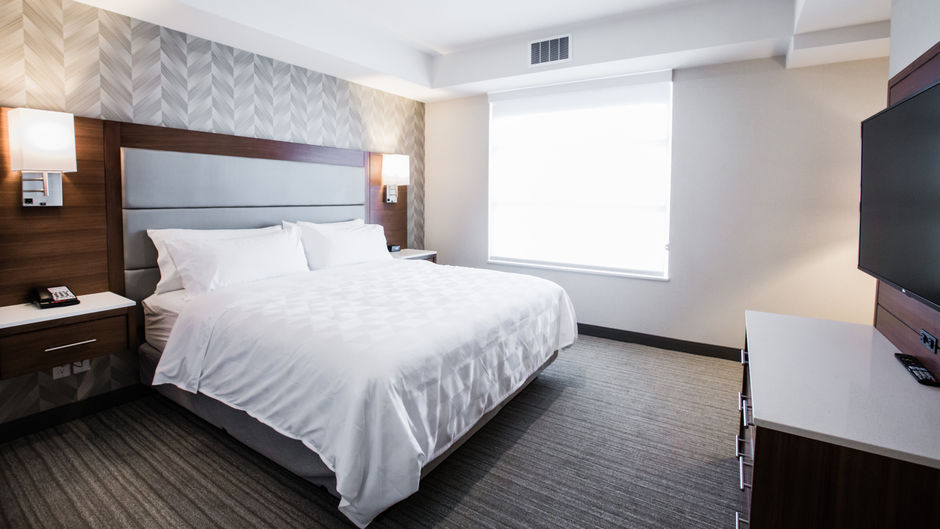 Holiday Inn Hotel & Suites Calgary South Suite