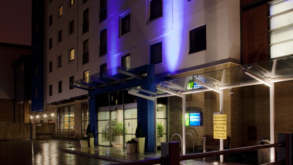 Holiday Inn Express Slough Exterior