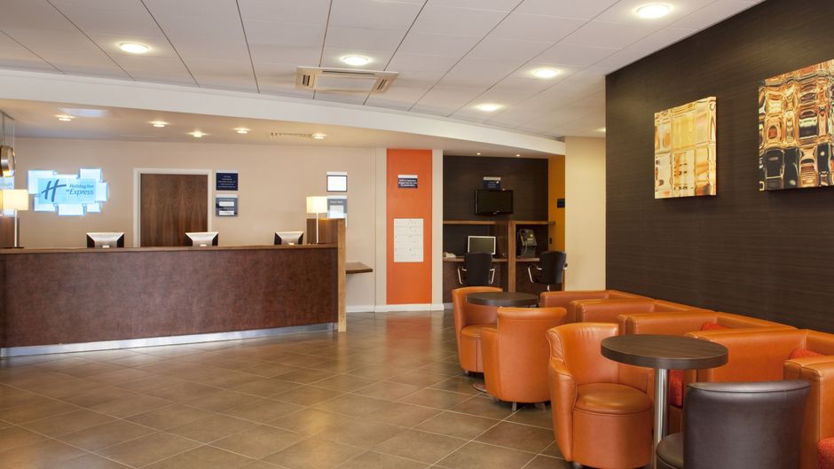 Holiday Inn Express Slough Lobby
