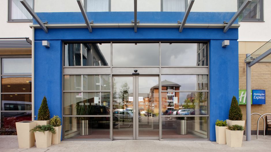 Holiday Inn Express Slough Exterior