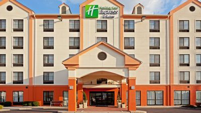 Holiday Inn Express Hotel & Suites