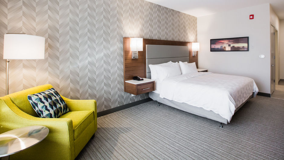 Holiday Inn Hotel & Suites Calgary South Room
