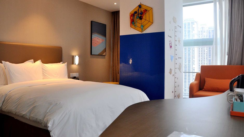 Holiday Inn Express Industrial Park Suite