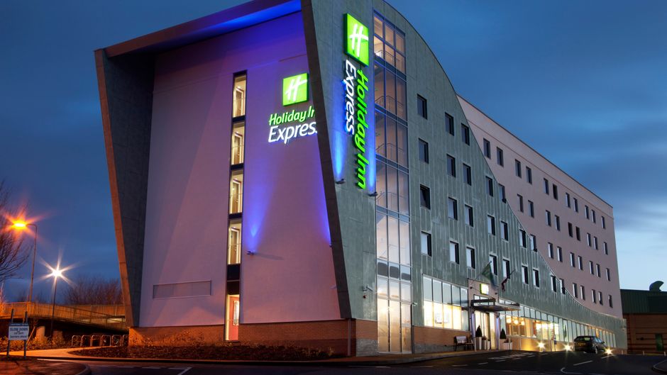 Holiday Inn Express Tamworth Exterior