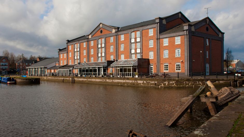 Holiday Inn Ellesmere Port Exterior