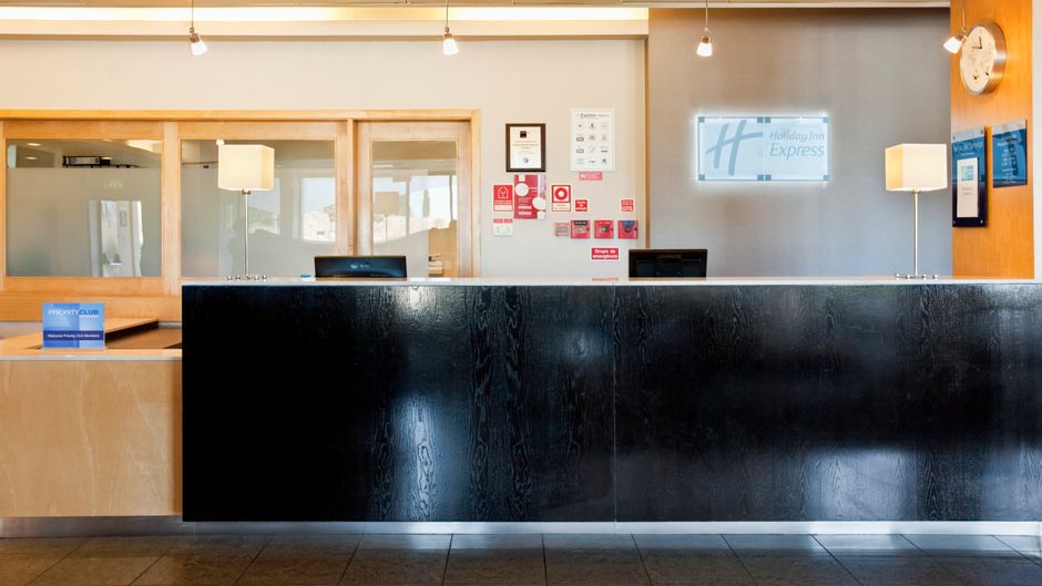 Holiday Inn Express Lisbon-Oeiras Lobby