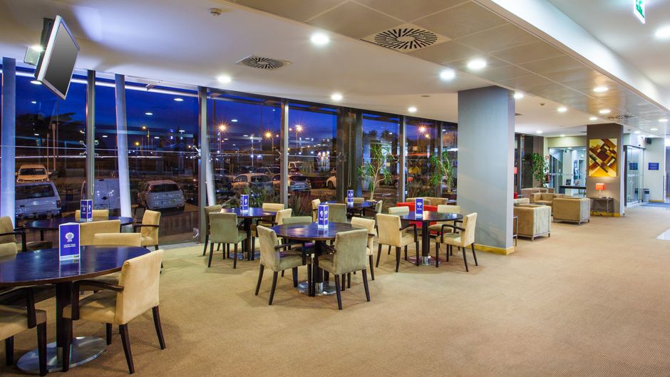 Holiday Inn Express Lisbon-Oeiras Lobby