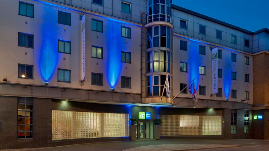 Holiday Inn Express London City Exterior