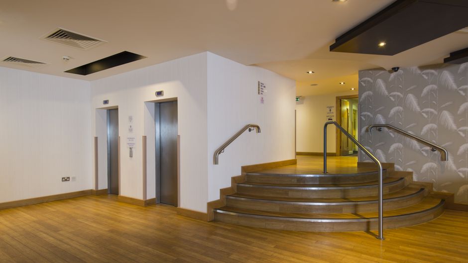 Holiday Inn Express Epsom Downs Lobby