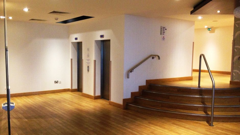 Holiday Inn Express Epsom Downs Lobby