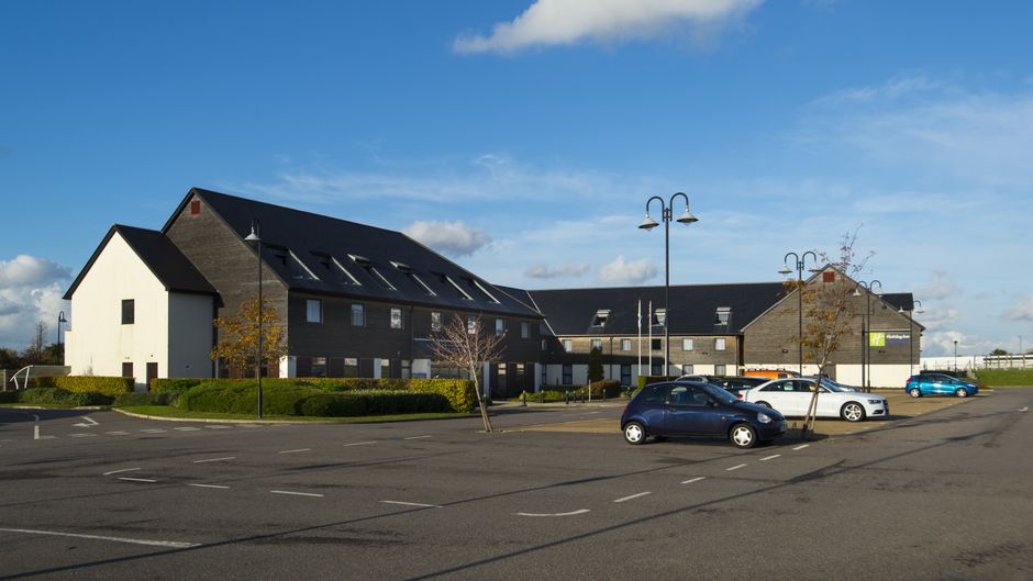 Holiday Inn Express Epsom Downs Exterior