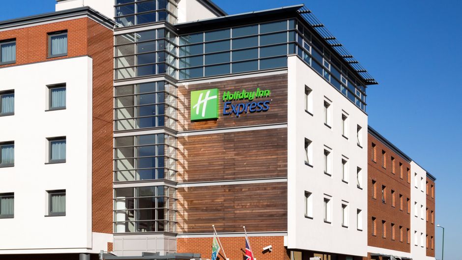 Holiday Inn Express Harlow Exterior