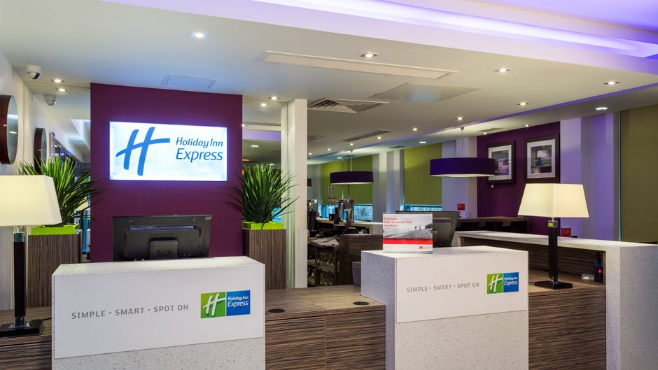 Holiday Inn Express Harlow Lobby