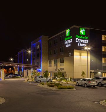 Holiday Inn Express & Suites Airport