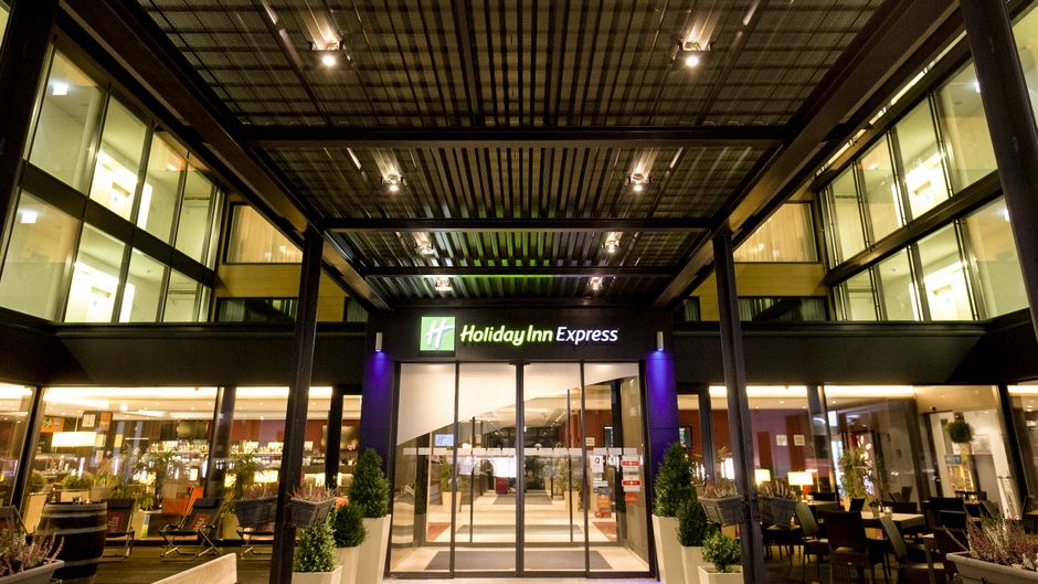 Holiday Inn Express Zurich Airport Exterior