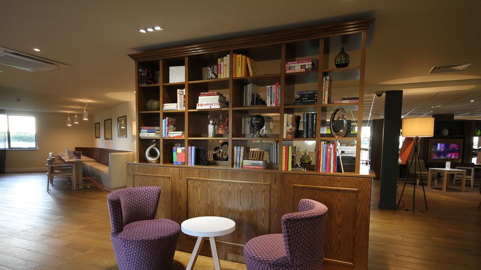 Holiday Inn Huntingdon Racecourse Lobby