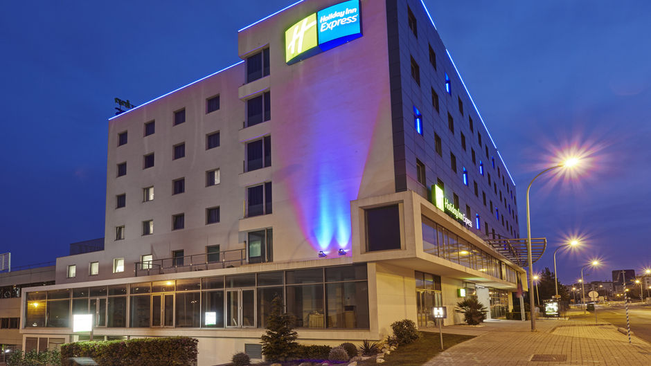 Holiday Inn Express Lisbon Alfragide Exterior