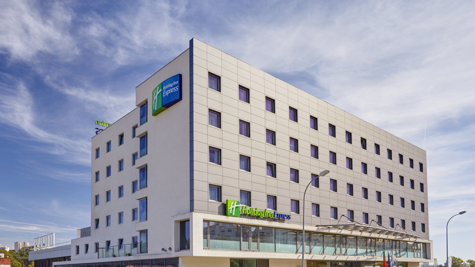 Holiday Inn Express Lisbon Alfragide Exterior