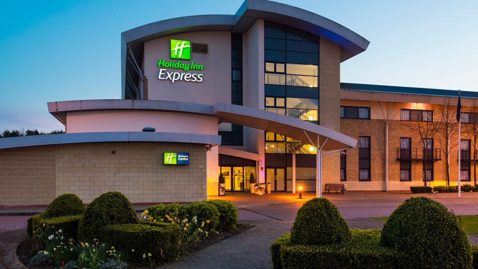 Holiday Inn Express Northampton Exterior