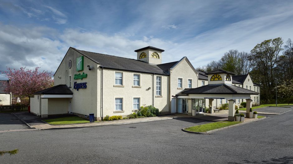 Holiday Inn Express Glenrothes Exterior