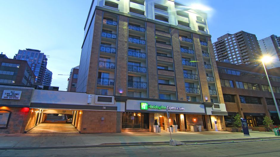 Holiday Inn Express & Suites Calgary Exterior