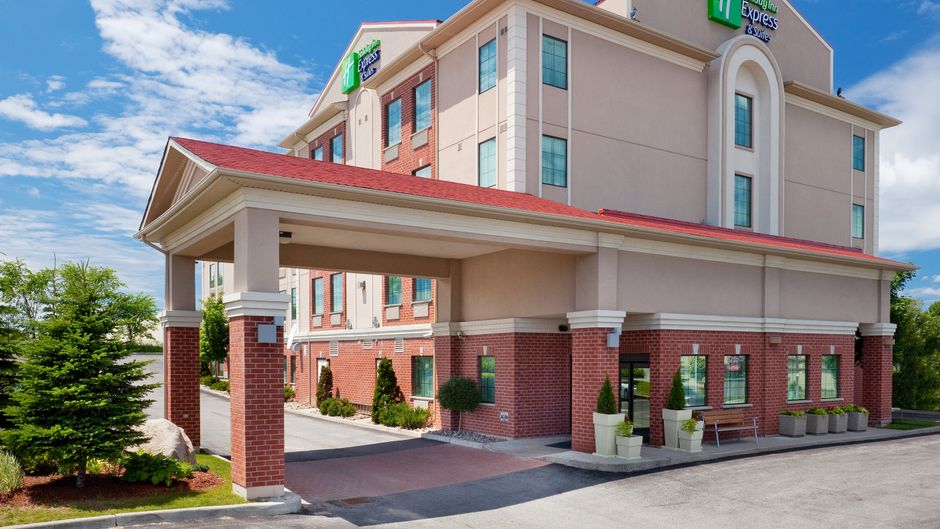 Holiday Inn Express & Suites Barrie Exterior