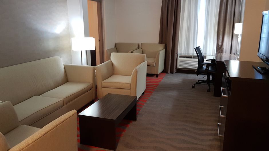 Holiday Inn Express & Suites Barrie Suite