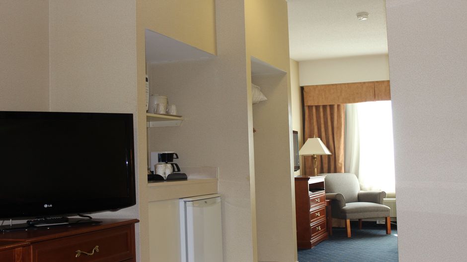 Holiday Inn Express & Suites Barrie Suite