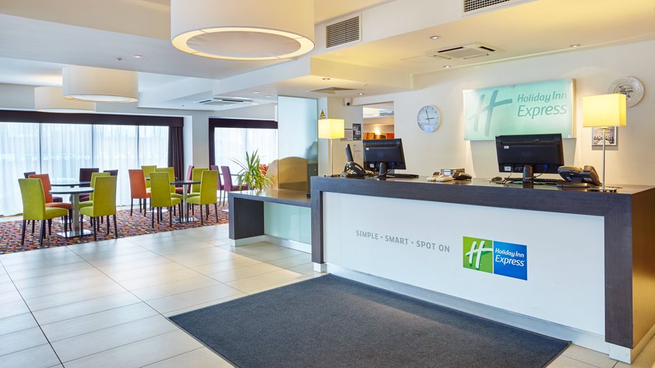 Holiday Inn Express South A45 Lobby