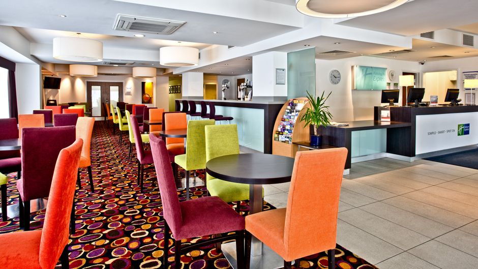 Holiday Inn Express South A45 Lobby