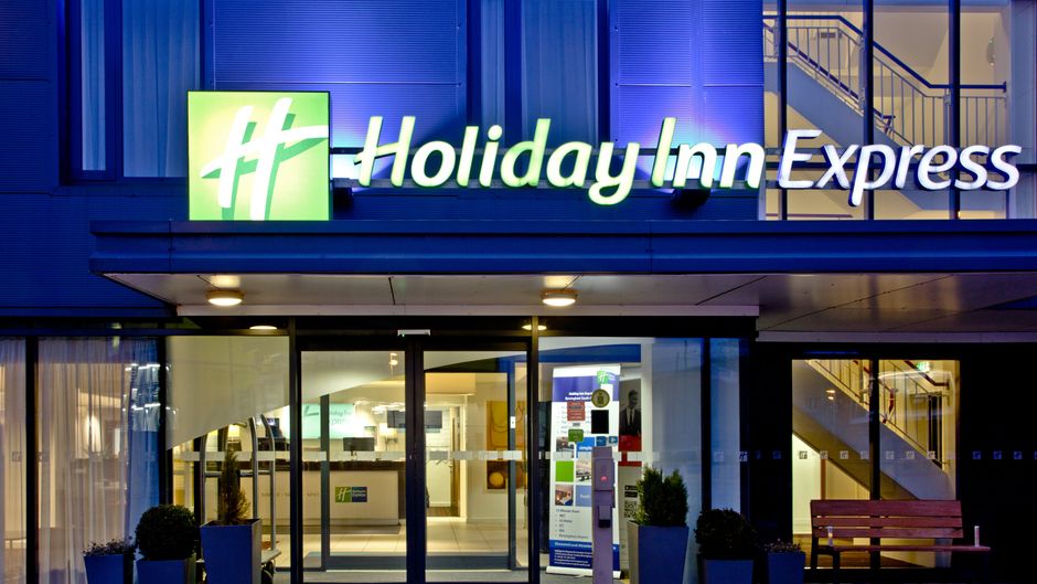 Holiday Inn Express South A45 Exterior
