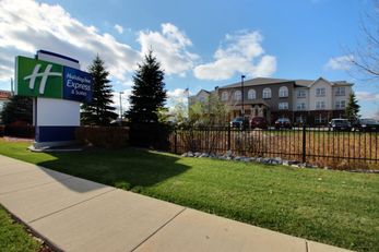 Holiday Inn Express & Suites Airport